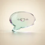 Holografisches Glas-Icon: Sprechblase mit kleinem Herzpunkt als Symbol für freundliche, klare Antworten (mint/teal, soft glow).