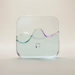 Holografisches Glas-Icon: sanfte Signalwellen als Zeichen für Hinweise auf Einsamkeit (mint/teal, soft glow).