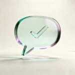 Holografisches Glas-Icon: Sprechblase mit kleinem Haken als Symbol für kurze, klare Antworten (mint/teal, soft glow).