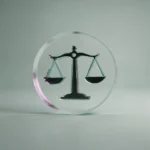 Holo-Icon: Ruhige Waage in Ringform als Symbol für formales Durchsetzungsverfahren.